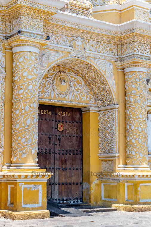 Atrio y puerta santa de la iglesia de La Merced