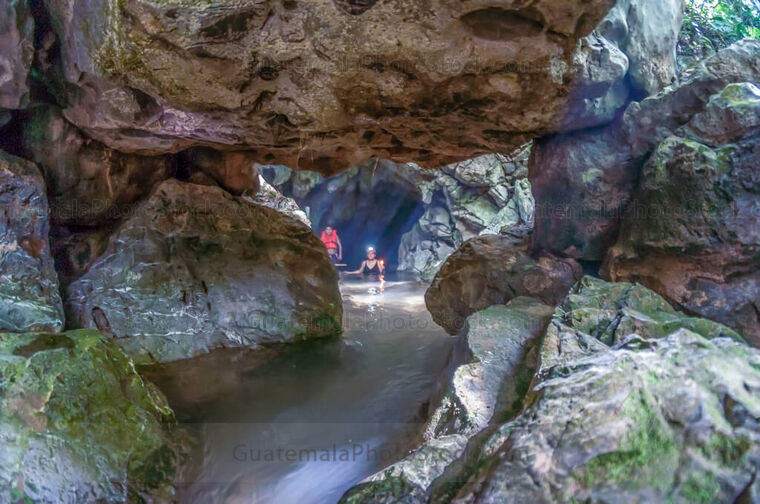 Ingreso a la Cueva de Kan-Ba