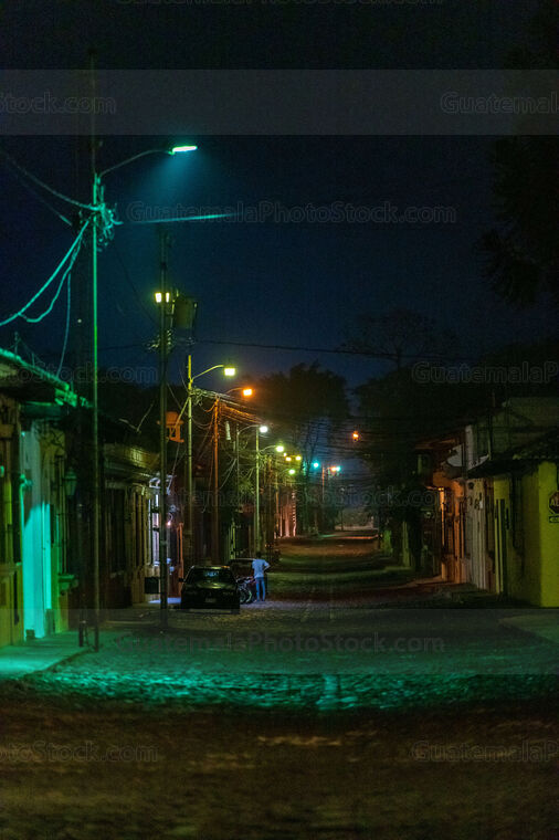 Calle de Antigua Guatemala durante el toque de queda