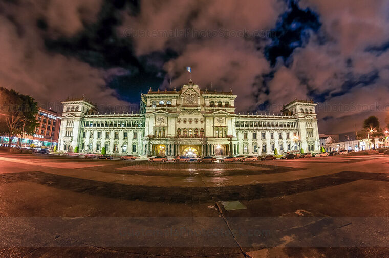 Vista nocturna del Palacio Nacional de la Cultura