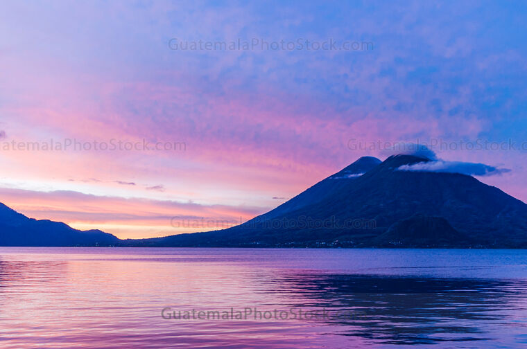 Amanecer sobre el Lago de Atitlán