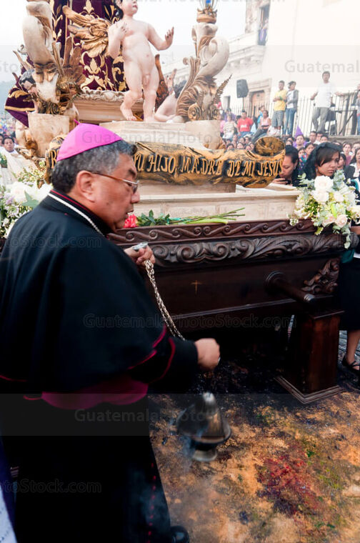 Monseñor Oscar Julio Vian Morales, incensando las andas