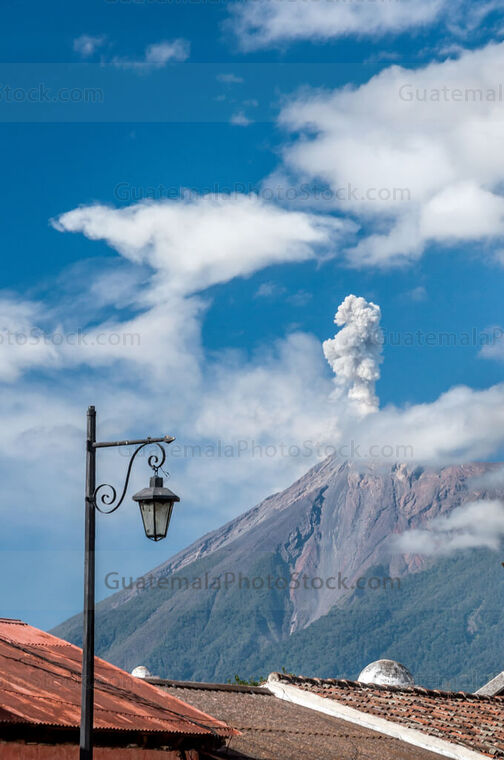 Volcan de Fuego y Farolito de la Antigua Guatemala