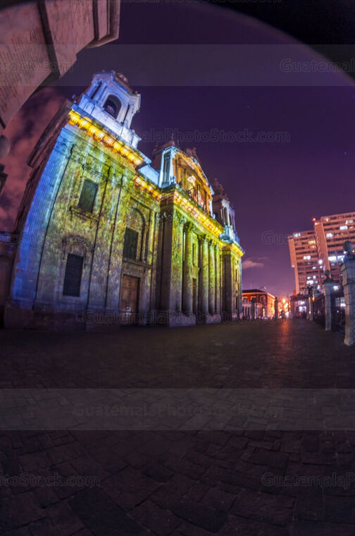 Mapping iluminando atrio y fachada de Catedral Metropolitana