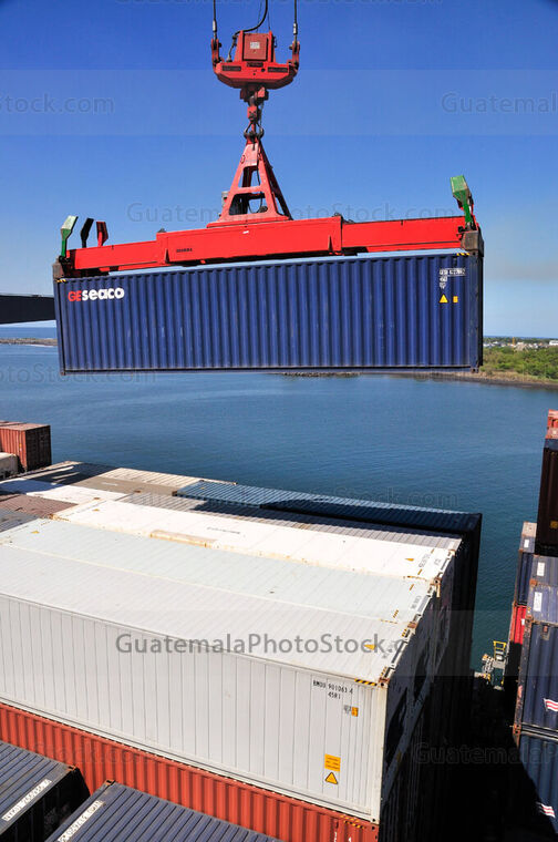 Descarga de contenedores en Puerto Quetzal