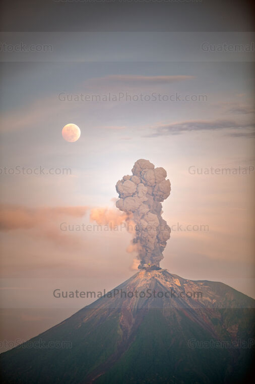 Luna y Volcán de Fuego