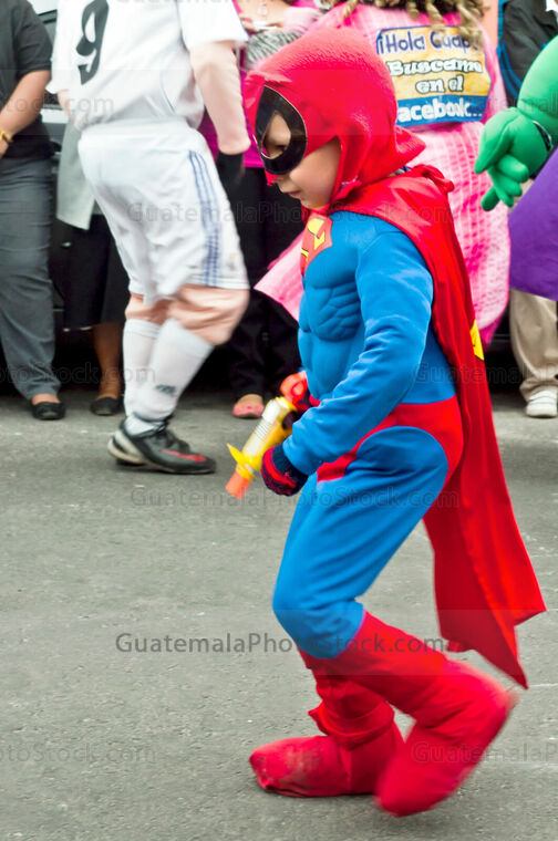 Niño con disfraz de superman en Baile de disfraces o Convite