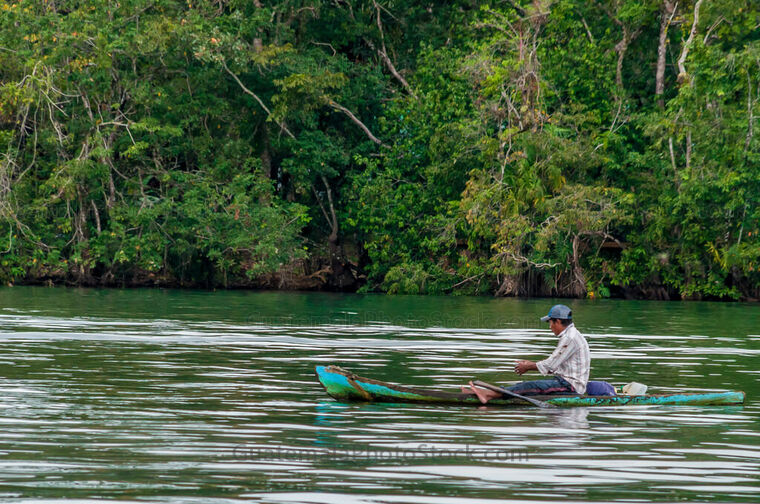 Pescador artesanal en Río Dulce