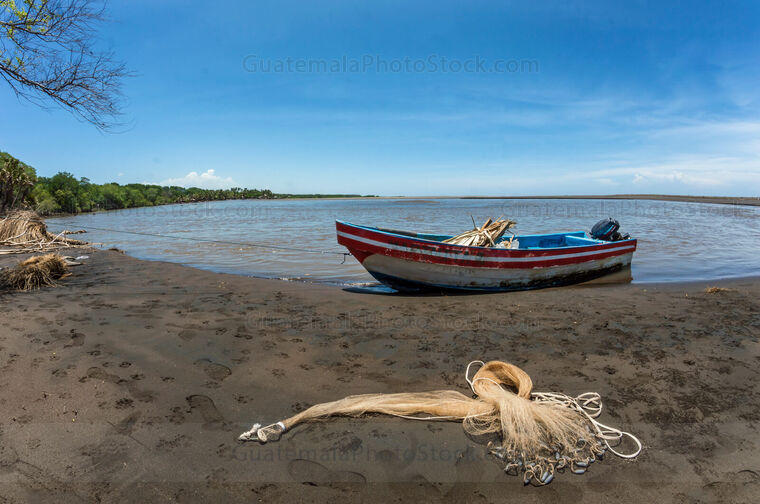 Lancha pesquera en Boca Barra El Dormido