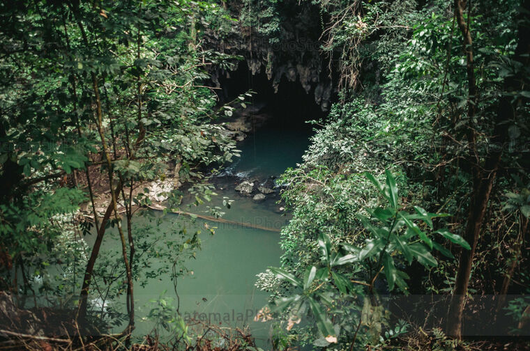 Mirador hacia el Río Chiyú en el Complejo de Cuevas de Setzol