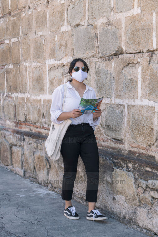 Joven turista viaja por Antigua Guatemala durante la pandemia