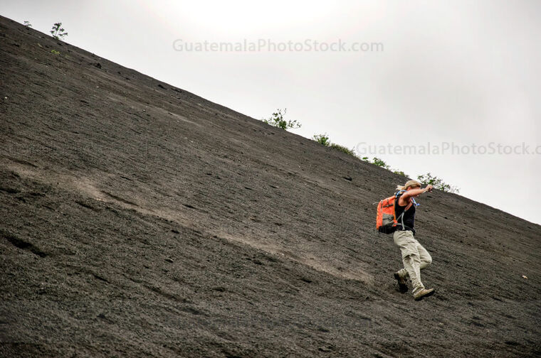 Descenso del Cono Mackenney del Volcán de Pacaya