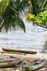 Canoa de pescadores en el mar caribe