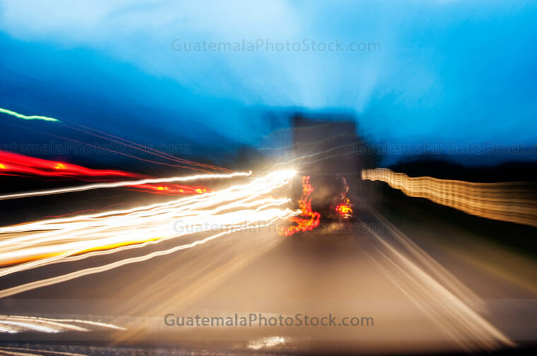 Luces abstractas en la carretera