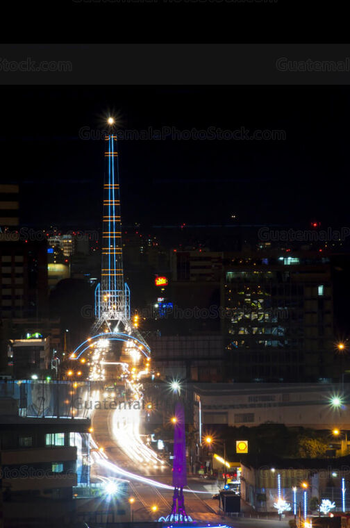 Torre del Reformador y Septima Avenida de noche