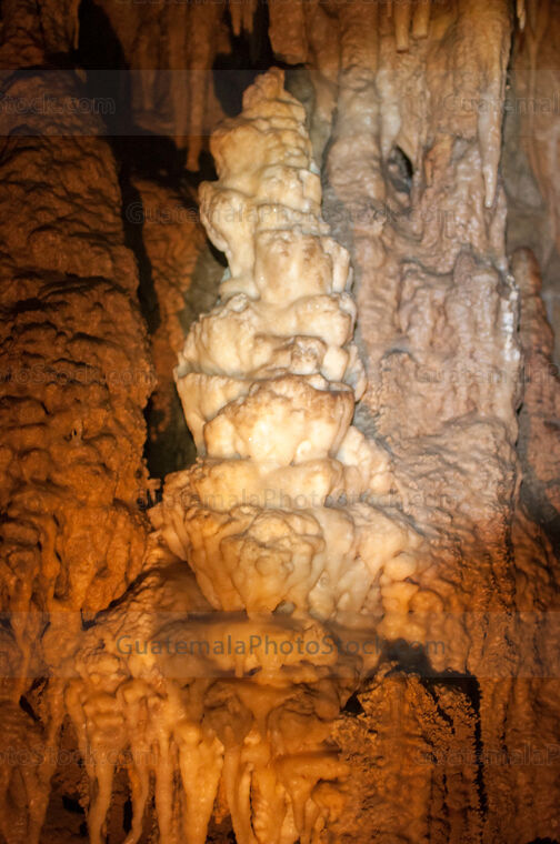 Estalagmita en el interior de las Cuevas de Setzol