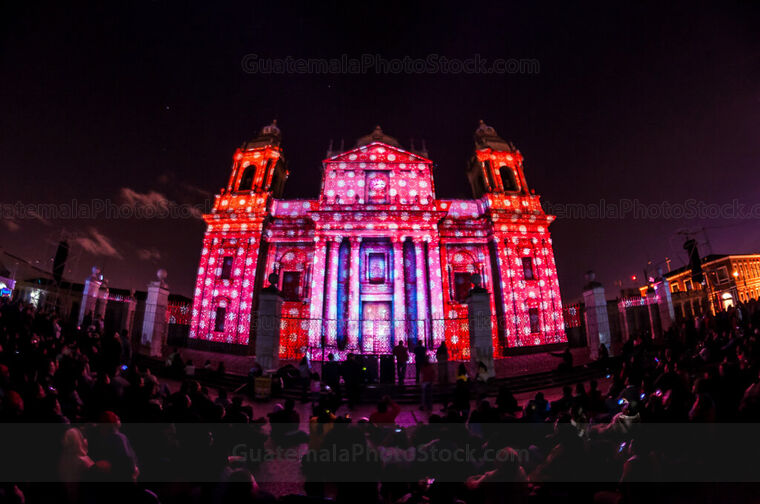 Fachada de Catedral Metropolitana iluminada por Mapping