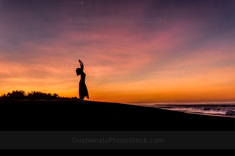 Silueta de modelo al amanecer en Playa de Monterrico