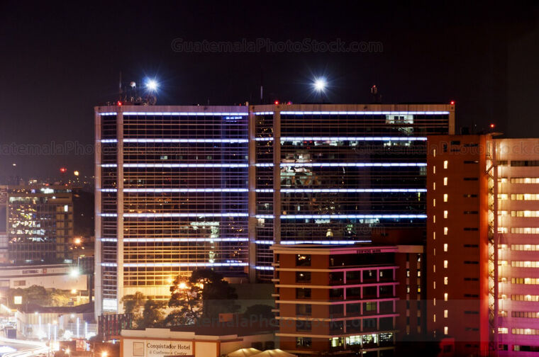 Edificio del Centro Financiero Zona 9 de noche