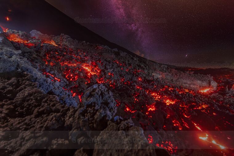 Río de lava en el volcán de pacaya