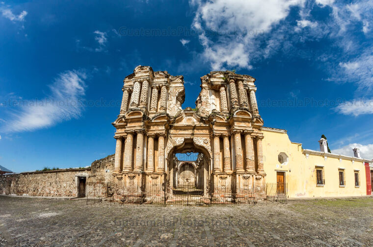 Fachada de la ruina de la Iglesia del Carmen