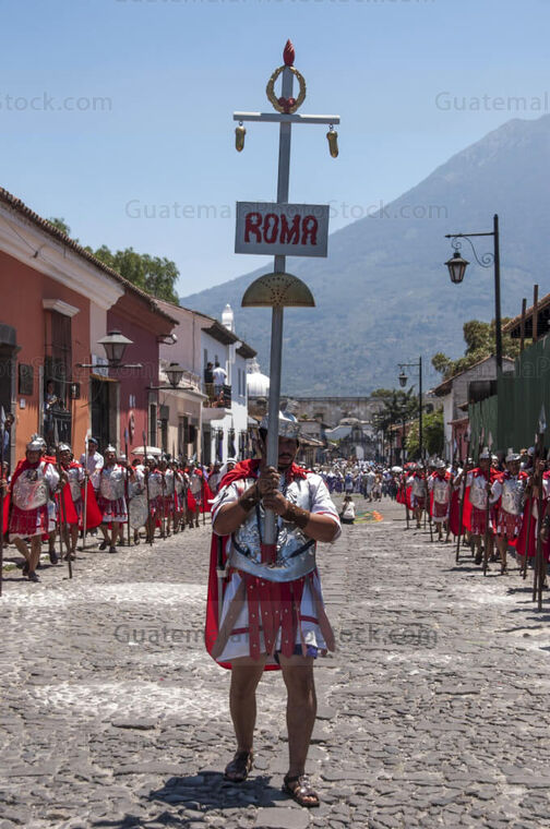 Romano con estandarte durante una procesión en Antigua Guatemala