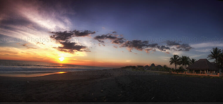 Panorama: Atardecer en la playa de Monterrico