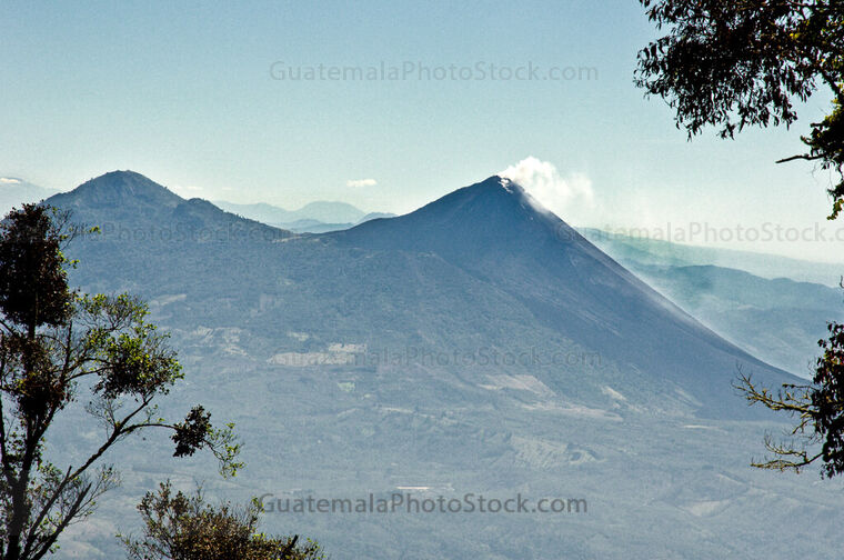 Volcán de Pacaya desde el Volcán de Agua