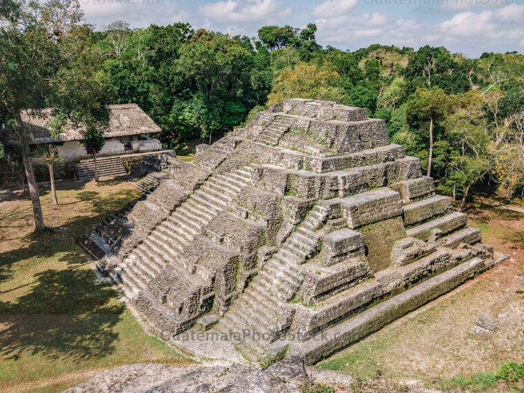 Pirámide en Yaxhá, Petén