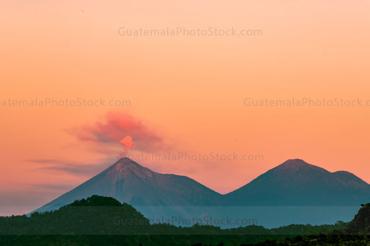 Volcán de Fuego y Volcán Acatenango