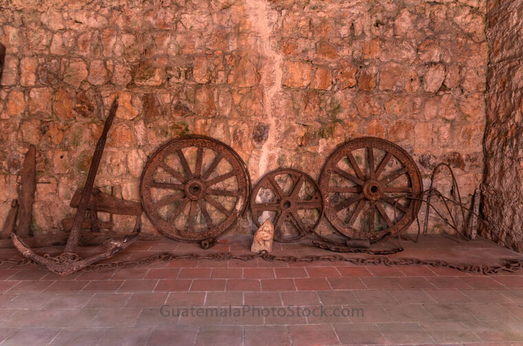 Ancla y ruedas en el Castillo de San Felipe