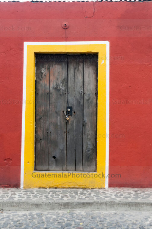 Puerta en San Juan del Obispo