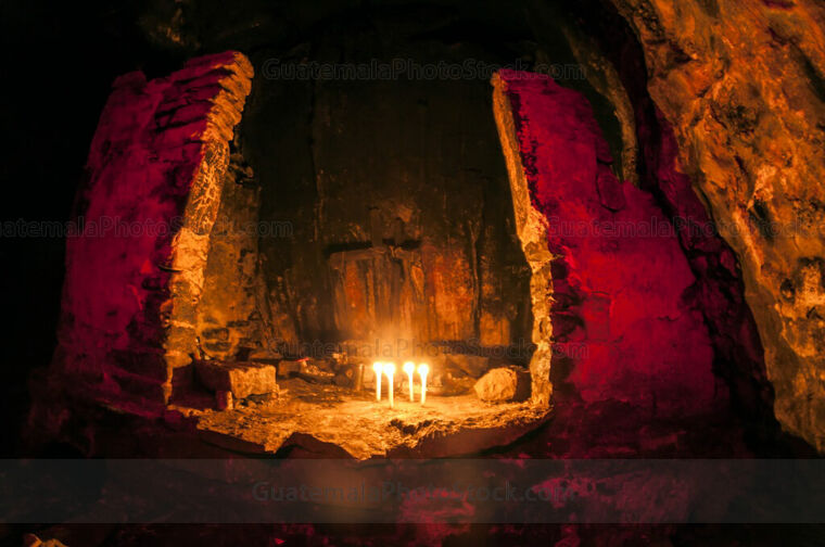 Altar maya en la Cueva de Quen Santo