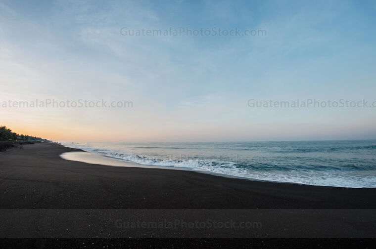 Amanecer en la playa de Monterrico