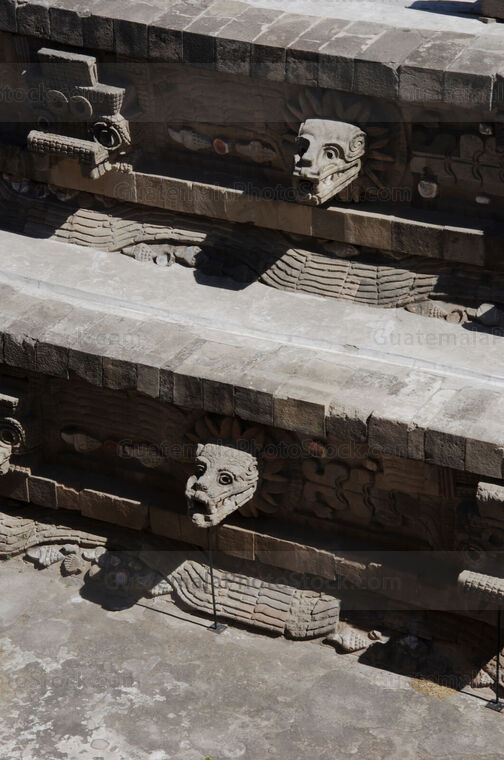 Detalle de cabezas en la Piramide de Quetzalcoatl