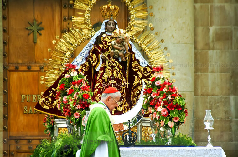 Celebración Eucaristica, con la Virgen del Rosario