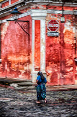 Mujer corre en las calle empedradas de Antigua