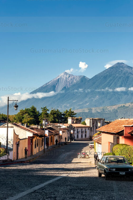 Antigua Guatemala y Volcán de Fuego