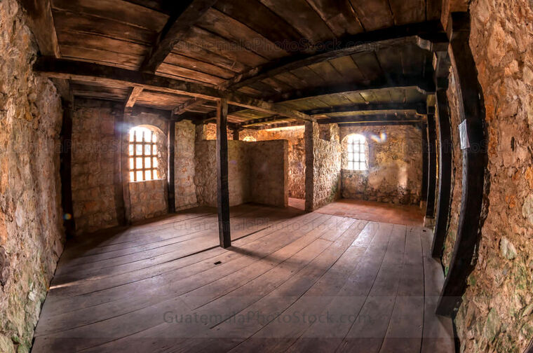 interior de las barracas del Castillo de San Felipe de Lara
