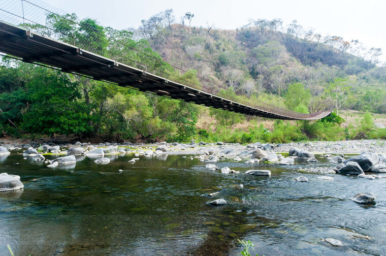 Puente colgante sobre el río Las Margaritas