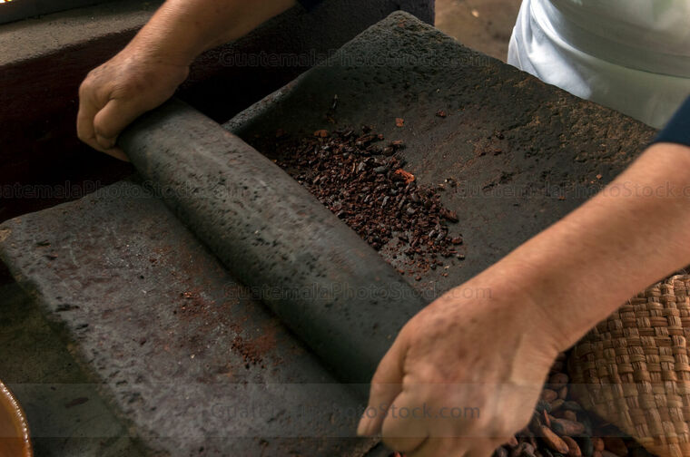 Moliendo granos de cacao