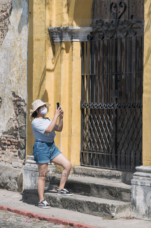 Joven turista viaja por Antigua Guatemala durante la pandemia