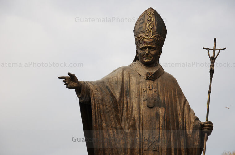 Monumento a San Juan Pablo II en las afueras de la Basílica de Guadalupe