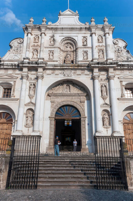 Fachada y atrio de San José Catedral