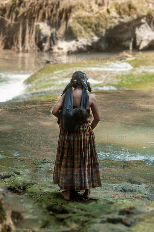 Mujer frente al río