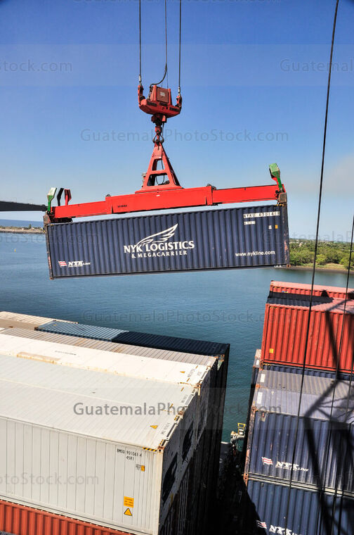 Descarga de contenedores en Puerto Quetzal