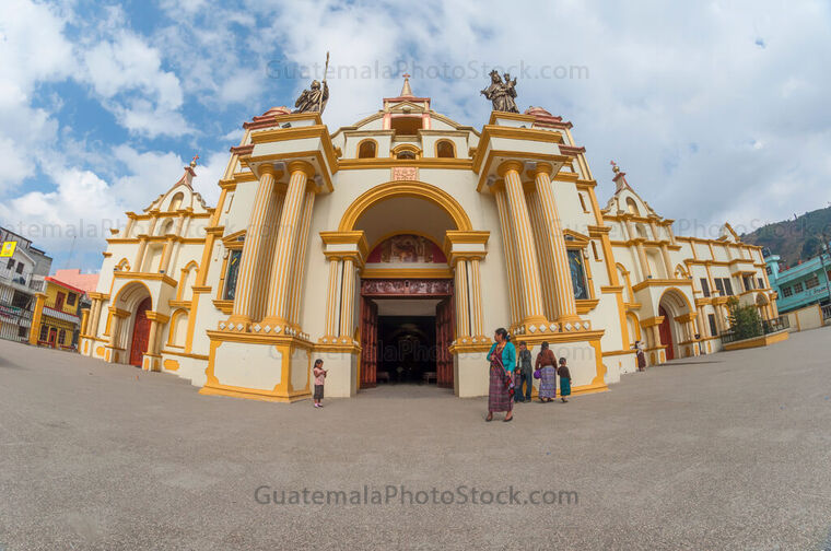 Fachada y atrio del templo de San Pedro Soloma