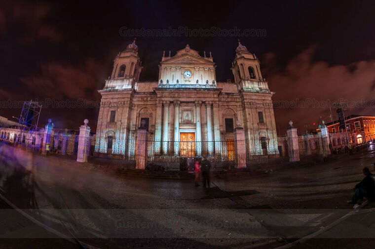 Fachada de Catedral Metropolitana iluminada por Mapping