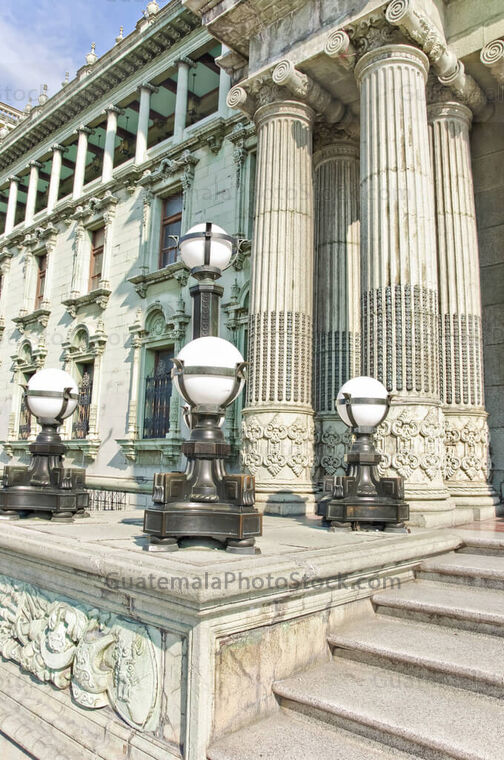 Columnas del ingreso del Palacio Nacional de la Cultura