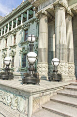 Columnas del ingreso del Palacio Nacional de la Cultura